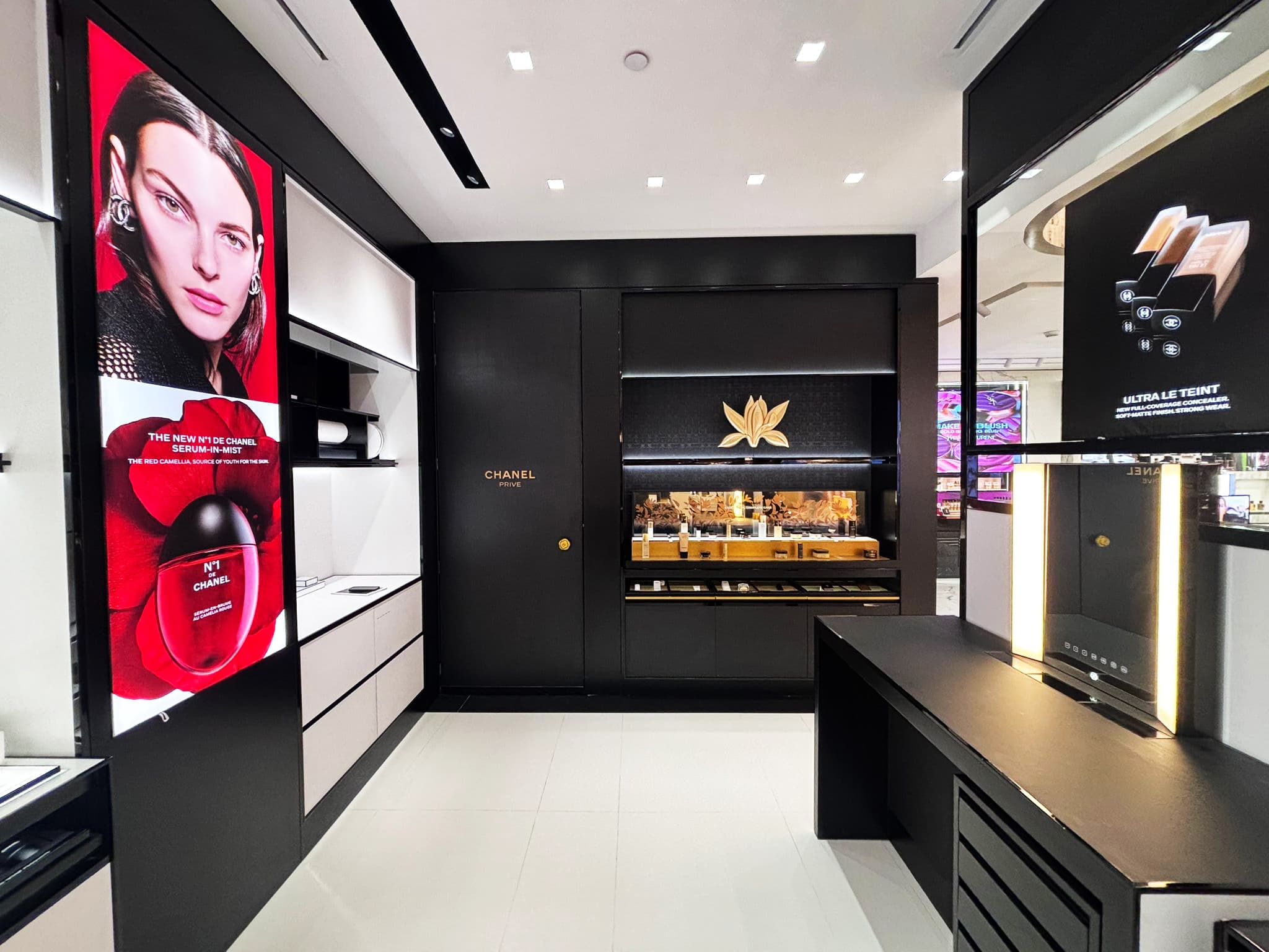 Valentino - Beauty mall pop-up in Rosso | Mall Pop-Up