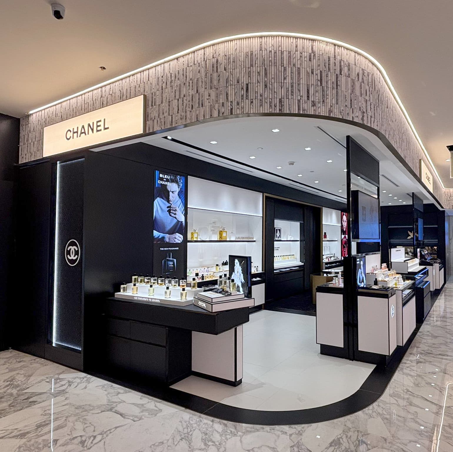 Louis Vuitton - Scale-pattern arch pop-up installation in The Avenues Mall | Mall Pop-Up